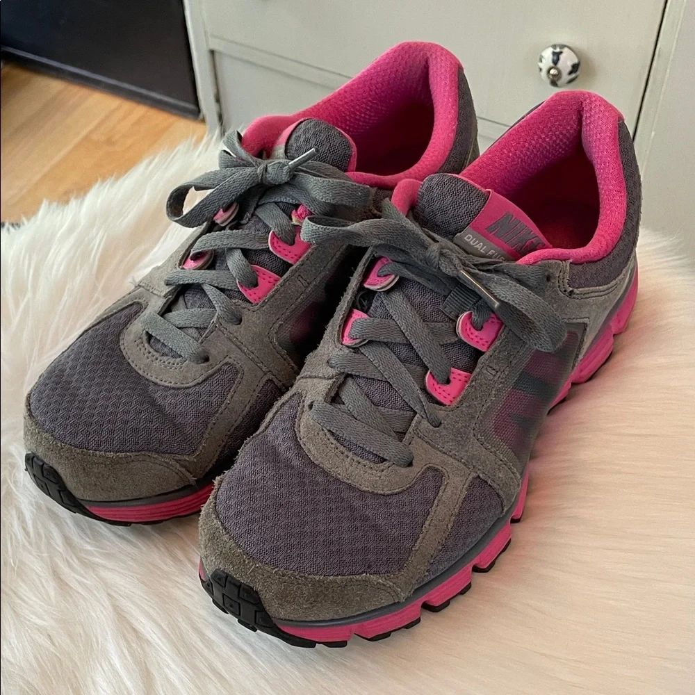 Nike tennis Shoes Gray Pink 10